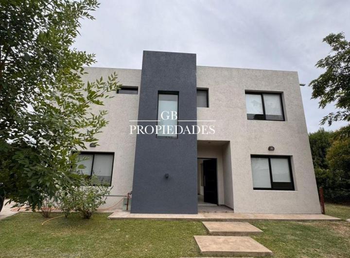 Casa · 140m² · 5 Ambientes · 2 Cocheras