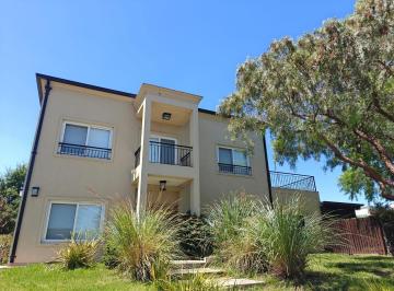 Casa · 282m² · 7 Ambientes · 4 Cocheras · Casa con Pileta en Santa Guadalupe Pilar del Este