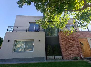 Casa · 250m² · 6 Ambientes · 2 Cocheras · Casa en Venta en Santa Guadalupe Pilar del Este