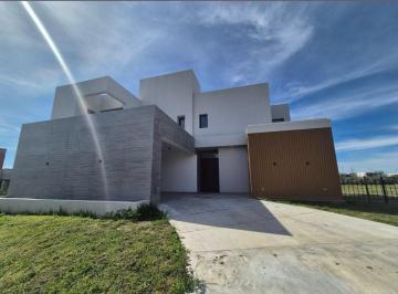 Casa · 325m² · 5 Ambientes · 2 Cocheras · Venta Casa - Barrio Riberas - Puertos del Lago - Oportunidad