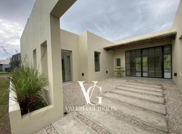Casa · 163m² · 4 Ambientes · 2 Cocheras · Casa Venta Barrio El Naudir Escobar