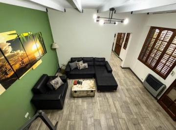 Casa · 200m² · 6 Ambientes · Venta Casa de Pasillo 3 Dorm.