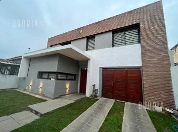 Casa · 156m² · 5 Ambientes · 2 Cocheras · Casa en Venta 2 Dorm. - Apto Credito - Zona Ruta 20