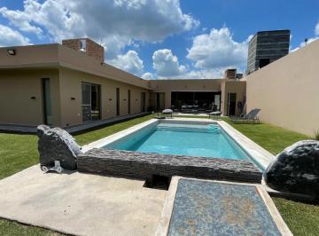 Casa · 220m² · 6 Ambientes · 4 Cocheras · Casa en 7 Soles