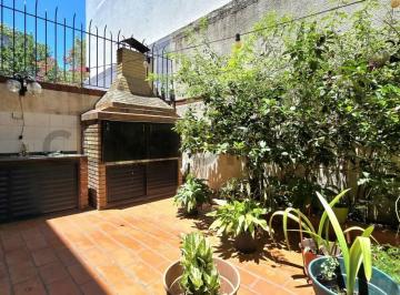 Casa · 166m² · 5 Ambientes · 1 Cochera · Venta Triplex 5 Ambientes en Villa Urquiza con Cochera, Patio, Terraza, Balcón, Baulera y Dependenci
