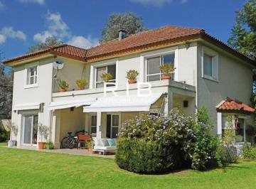 Casa de 5 ambientes, Pilar · Excelente Propiedad con 4 Dorm. Sobre 2050 m²