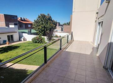 Casa de 5 ambientes, Neuquén · Casa en Venta – Santa Genoveva – 3 Dorm. + Quincho + Jardín. 303 m² Cubiertos