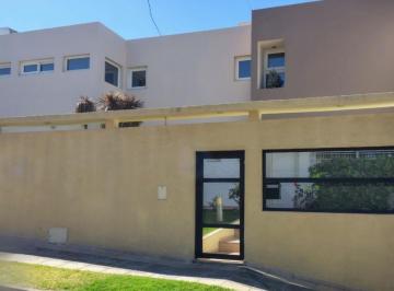 Casa de 5 ambientes, Neuquén · Casa Premium en Venta – Santa Genoveva – 3 Dorm. + Quincho + Jardín. 303 m² Cubiertos