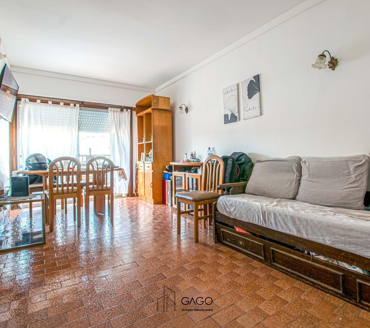 Departamento Dos ambientes en octavo piso al frente con balcón saliente