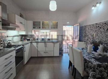 Casa · 100m² · 3 Ambientes · 1 Cochera · Venta Casa 3 Amb en Lanus, con Cochera Jardin y Pileta.