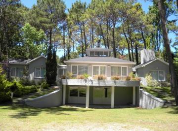 Casa de 6 ambientes, Cariló · Casa Tradicional, con Excelente Ubicación