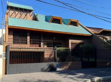 Casa · 350m² · 4 Ambientes · 3 Cocheras · Casa 5 Ambientes en Venta Villa Adelina con Pileta y Jardin