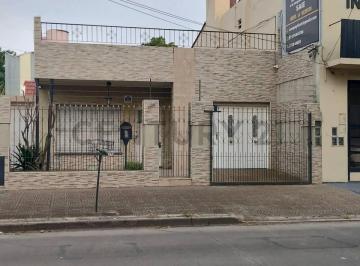 Casa · 140m² · 3 Ambientes · 1 Cochera · Venta Casa 3 Ambientes Moron Cochera Apto Credito