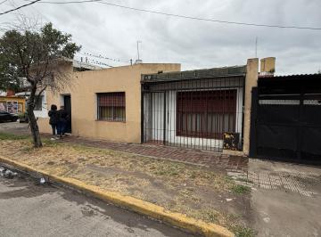 Casa de 4 ambientes, Lomas de Zamora · Casa con Local Comercial y 2 Dorm. en Venta en Lomas de Zamora