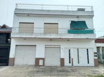 Casa de 5 ambientes, La Matanza · Casa Multifamiliar. Pb 2 Locales, Monoambiente, Garage P/ 3 Autos y Fondo Libre. Pa 4 Ambientes.