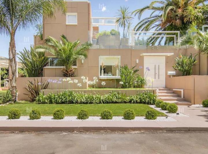 Casa · 246m² · 4 Ambientes · 1 Cochera