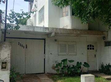 Casa de 4 ambientes, Quilmes · Quilmes Chalet en Dos Plantas con Local Calle