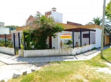 Casa · 140m² · 2 Dormitorios · 1 Cochera · Casa - Esc. - Centro