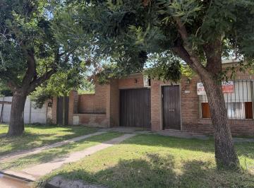 Casa · 115m² · 4 Ambientes · 1 Cochera · Oportunidad Venta/permuta Casa 2 Dorm Cochera Patio Cocina Galeria Baño