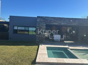Casa · 142m² · 5 Ambientes · 3 Cocheras · Venta Casa 4 Ambientes en Santa Guadalupe, Pilar del Este, Pilar