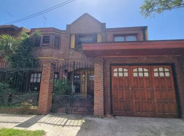 Casa · 260m² · 5 Ambientes · 2 Cocheras · Chalet de 4 Dorm. en Barrio Parque Calchaqui