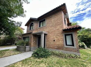 Casa · 1m² · 8 Ambientes · Alquiler - Casa Gerencial en Rincon Club de Campo | Neuquen