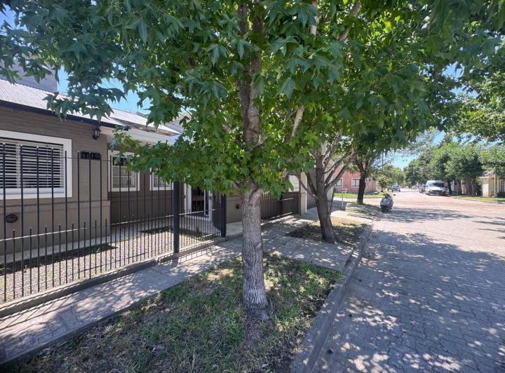 Casa · 220m² · 5 Ambientes · 2 Cocheras