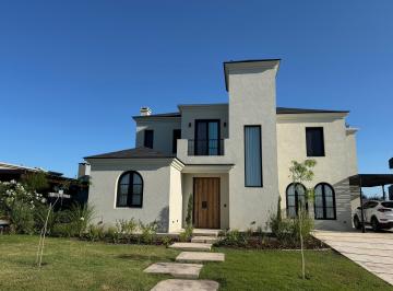 Casa de 5 ambientes, Escobar · Casa de Estilo Recien Estrenada