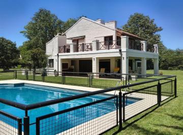 Casa · 200m² · 4 Ambientes · Casa en Venta Larena Country Club
