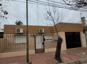 Casa · 2 Dormitorios · Casa - Barrio Sarmiento