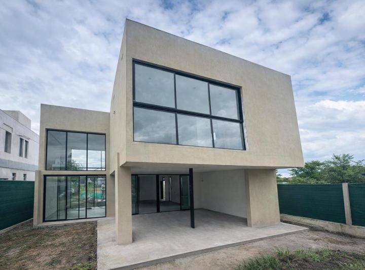 Casa · 230m² · 7 Ambientes · 2 Cocheras
