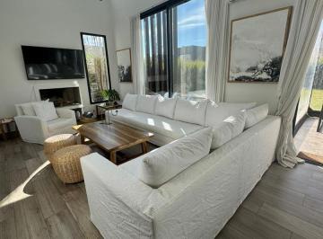 Casa · 210m² · 5 Ambientes · 3 Cocheras · Casa en El Barrio Castaños. Nordelta