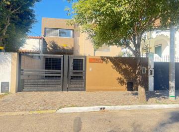Casa · 290m² · 4 Ambientes · 1 Cochera · Casa en Venta de 4 Ambientes con Pileta en Quilmes.
