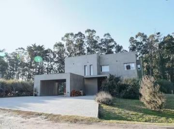 Casa · 285m² · 5 Ambientes · Moderno Chalet en El Barrio Privado San Benito