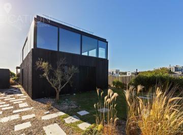 Casa · 450m² · 4 Ambientes · 2 Cocheras · Alquiler Casa Primera Linea de Diseño en La Juanita