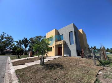Casa · 150m² · 5 Ambientes · 1 Cochera · Venta de Casa en Dos Plantas con Pileta - Santa Sofia Pilar del Este