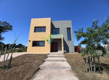 Casa · 150m² · 5 Ambientes · 1 Cochera · Venta de Casa en Dos Plantas con Pileta - Santa Sofia Pilar del Este