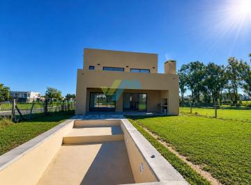 Casa · 150m² · 5 Ambientes · 1 Cochera · Venta de Casa en Dos Plantas con Pileta - Santa Sofia Pilar del Este