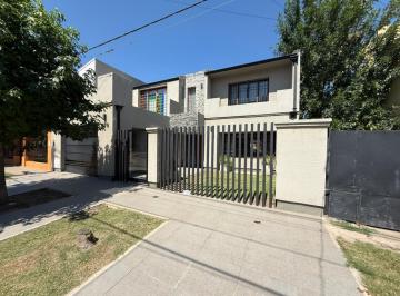 Casa · 280m² · 6 Ambientes · 2 Cocheras · Casa 4 Dorm. Piscina en Barrio San Martin San Lorenzo