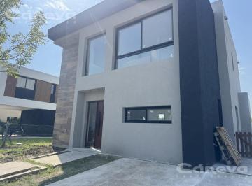 Casa · 149m² · 4 Ambientes · 2 Cocheras · Casa de 3 Dorm. en Lote Interno