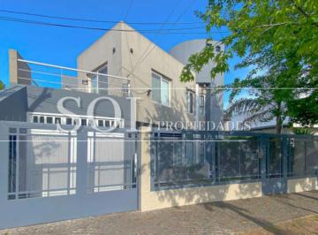 Casa · 220m² · 6 Ambientes · Casa en Venta en Excelente Zona de Castelar Norte - 6 Ambientes