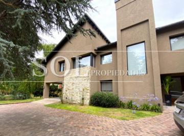 Campo · 550m² · 9 Ambientes · Casa en Venta en Country San Diego - 9 Ambientes - Impecable!