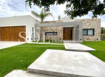 Campo · 340m² · 7 Ambientes · Casa en Venta en Country Terravista - 7 Ambientes - Impecable!