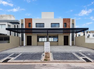 Casa · 144m² · 2 Dormitorios · 2 Cocheras · Claros Village Oportunidad! Dúplex con Cochera Doble y Patio