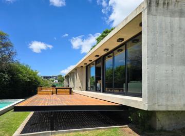 Casa · 230m² · 5 Ambientes · 2 Cocheras · Casa en Venta en Valle del Golf con Cochera y Deck