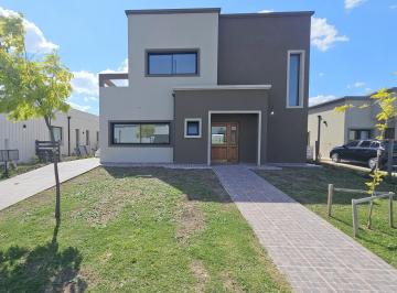 Casa · 221m² · 6 Ambientes · 2 Cocheras · Casa en Venta en B°c° San Pablo - Pilar. 4 Habitaciones Escritorio. a Estrenar