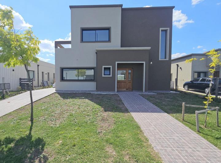 Casa · 221m² · 6 Ambientes · 2 Cocheras