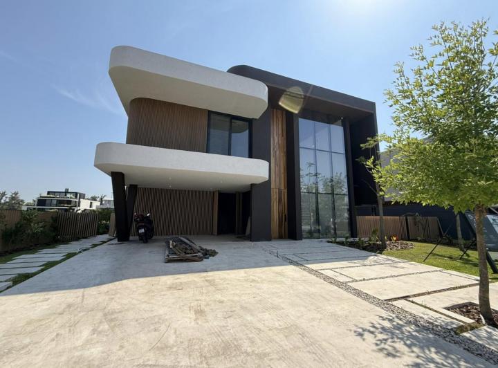Casa · 550m² · 8 Ambientes · 2 Cocheras
