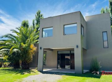 Casa · 214m² · 4 Ambientes · 2 Cocheras · Casa en Barrio Don Joaquin