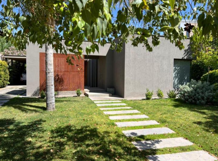 Casa · 158m² · 4 Ambientes · 2 Cocheras